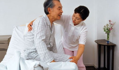照顾老人的保姆价格表,不同服务内容与自理程度的费用解析